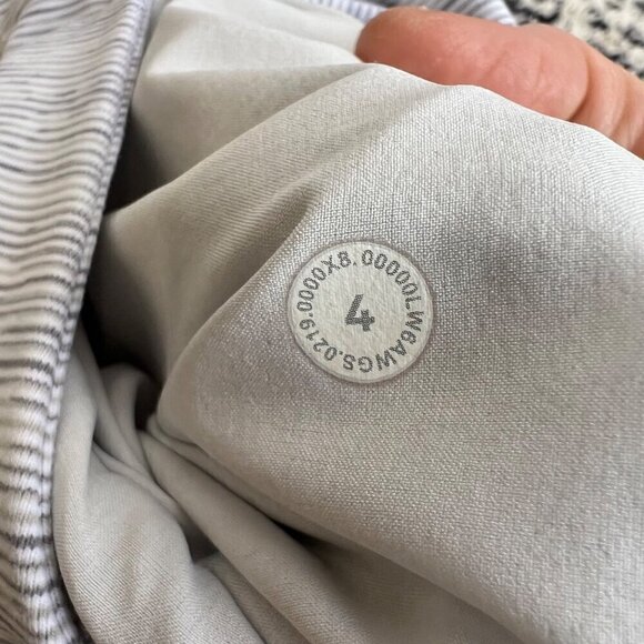 Lululemon On The Fly crop 23”, Gray Striped , Size 4 B103 - Picture 8 of 8